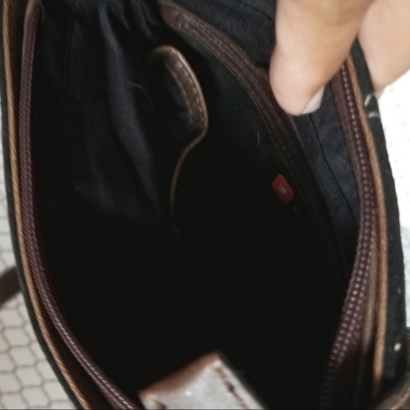 Wilsons Leather Selma Crossbody Bag - Picture 4 of 6